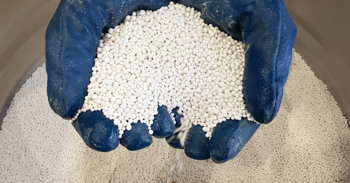 Phân biệt hạt hút ẩm clay và silica gel: Ưu nhược điểm